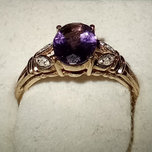 CHRISTMAS SPECIAL! 10Kt Yellow Gold Amethyst & Diamond-Accent Ring - Picture 3 of 6